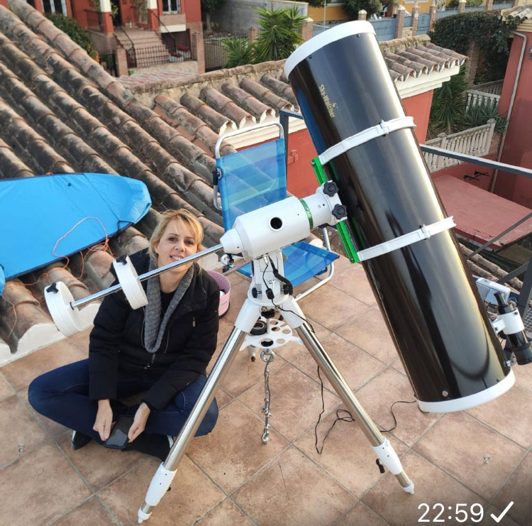Beatriz Huertas con su telescopio en el tejado